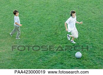 Arquivo Fotográficos - dois,  meninos, 
 tocando,  bola, 
 gramado,  alto, 
 ângulo,  vista. 
fotosearch - busca 
de fotos, imagens 
e clipart