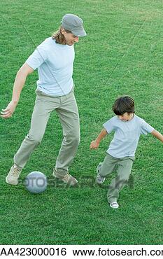 Banco de Imagem - homem,  menino, 
 tocando,  futebol, 
 capim. fotosearch 
- busca de fotos, 
imagens e clipart