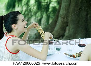 Banco de Imagem - ao ar livre,  
 refeição,   adolescente, 
  menina,   segurando. 
fotosearch - busca 
de fotos, imagens 
e clipart