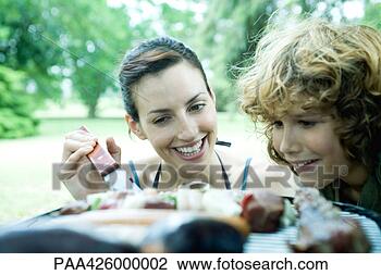 Banco de Imagem - família,   tendo, 
  cookout,   mulher, 
  menino,   olhar, 
  alimento. fotosearch 
- busca de fotos, 
imagens e clipart