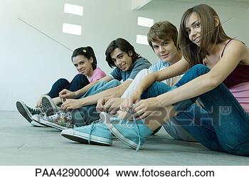Banco de Imagem - adolescente,  
amigos,  desgastar, 
 lona,  sapatos, 
 amarrando,  ata. 
fotosearch - busca 
de fotos, imagens 
e clipart