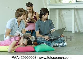 Banco de Imagem - adolescente,  
amigos,  penduradas, 
 saída,  junto. 
fotosearch - busca 
de fotos, imagens 
e clipart