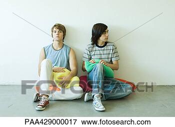 Foto - adolescente,  
 amigos,   sentando, 
  almofadas,  
 chão,   cheio. 
fotosearch - busca 
de fotos, imagens 
e clipart