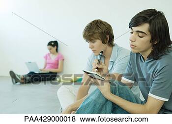 Banco de Imagem - adolescente,  
amigos,  sentando, 
 chão,  um,  escrita, 
 caderno. fotosearch 
- busca de fotos, 
imagens e clipart