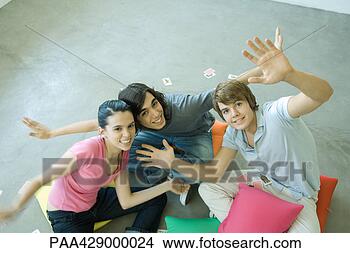 Banco de Imagem - adolescente,  
 amigos,   sentando, 
  chão,   tocando, 
  cartões. fotosearch 
- busca de fotos, 
imagens e clipart