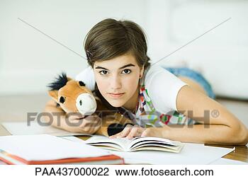 Banco de Imagem - adolescente,  
 menina,   mentindo, 
  chão,   dever 
casa,   segurando. 
fotosearch - busca 
de fotos, imagens 
e clipart