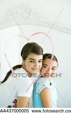 Banco de Imagem - dois,  jovem, 
 femininas,  amigos, 
 refletido,  espelho, 
 coração. fotosearch 
- busca de fotos, 
imagens e clipart