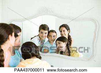 Arquivo de Fotografia - quatro,  jovem, 
 femininas,  amigos, 
 olhar,  espelho, 
 junto. fotosearch 
- busca de fotos, 
imagens e clipart