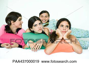 Arquivo Fotográficos - quatro,   jovem, 
  femininas,  
 amigos,   reclinar, 
  almofadas. fotosearch 
- busca de fotos, 
imagens e clipart