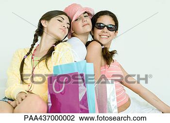 Banco de Imagem - três,   jovem, 
  femininas,  
 amigos,   posar, 
  shopping,   
sacolas. fotosearch 
- busca de fotos, 
imagens e clipart
