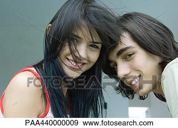 Arquivo Fotográficos - jovem,  par,  
cabeças,  junto, 
 sorrindo,  câmera. 
fotosearch - busca 
de fotos, imagens 
e clipart