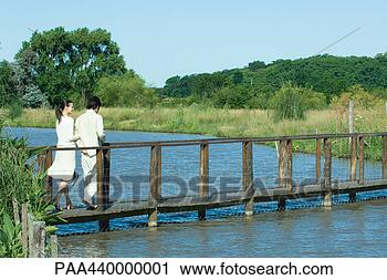 Arquivo de Fotografia - par,  andar,  
sobre,  rio,  
passarela. fotosearch 
- busca de fotos, 
imagens e clipart