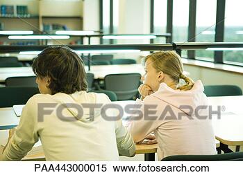 Banco de Imagem - dois,  faculdade, 
 estudantes,  
sentando,  tabela, 
 biblioteca,  
parte. fotosearch 
- busca de fotos, 
imagens e clipart
