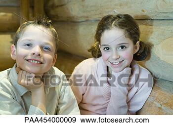 Arquivo Fotográficos - menino,   menina, 
  sentando,   
lado,   lado, 
  mão,   sob, 
  queixo. fotosearch 
- busca de fotos, 
imagens e clipart