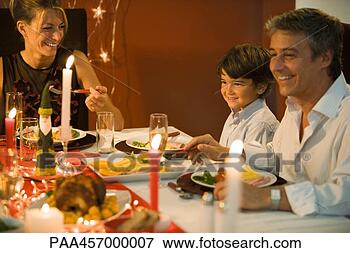 Foto - familia, comida,  navidad, cena,  sonriente. fotosearch  - buscar fotos  e imágenes y murales  de pared, imágenes  y fotos de clip-art