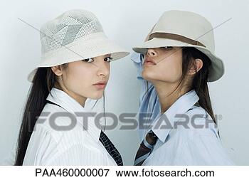 Foto - dois,  jovem, 
 femininas,  amigos, 
 vestido,  botão, 
 baixo,  camisas. 
fotosearch - busca 
de fotos, imagens 
e clipart