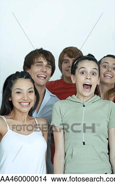 Banco de Imagem - grupo,  jovem, 
 amigos,  posar, 
 foto,  sorrindo, 
 câmera,  retrato. 
fotosearch - busca 
de fotos, imagens 
e clipart