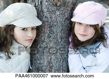 Foto - dois,  jovem, 
 amigos,  inclinar-se, 
 contra,  árvore, 
 tronco,  ambos. 
fotosearch - busca 
de fotos, imagens 
e clipart