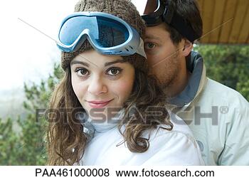 Banco de Imagem - jovem,  par,  
ficar,  junto, 
 femininas,  sorrindo, 
 câmera,  namorado. 
fotosearch - busca 
de fotos, imagens 
e clipart