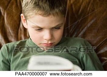 Foto - menino,  leitura, 
 cabeça,  ombros. 
fotosearch - busca 
de fotos, imagens 
e clipart