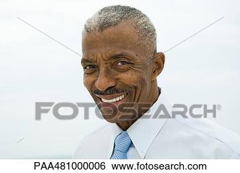 Banco de Imagem - sênior,  sorrindo, 
 câmera,  retrato. 
fotosearch - busca 
de fotos, imagens 
e clipart