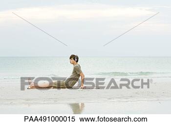 Banco de Imagem - adolescente,  
 menino,   sentando, 
  praia,   escutar, 
  fones. fotosearch 
- busca de fotos, 
imagens e clipart