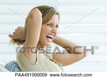 Arquivo Fotográficos - mulher,  puxando, 
 cabelo,  costas, 
 mãos,  rir,  
lado,  vista. 
fotosearch - busca 
de fotos, imagens 
e clipart