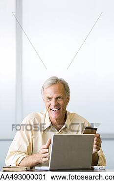 Arquivo de Fotografia - fazer,  online, 
 compra,  crédito, 
 cartão,  sorrindo, 
 câmera. fotosearch 
- busca de fotos, 
imagens e clipart