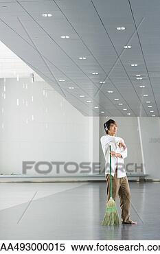 Banco de Imagem - ficar,  lobby, 
 descansar,  braço, 
 vassoura,  escutar, 
 fones. fotosearch 
- busca de fotos, 
imagens e clipart