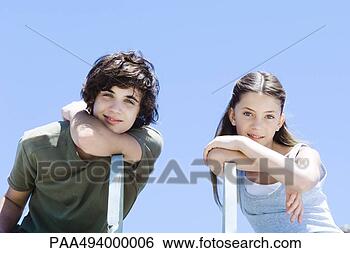 Banco de Imagem - irmão,  irmã, 
 sentando,  lateralmente, 
 cadeiras,  inclinar-se. 
fotosearch - busca 
de fotos, imagens 
e clipart