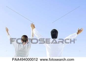 Banco de Imagem - mulher,   braços, 
  levantado,  
 segurando,   
mãos,   parte 
traseira. fotosearch 
- busca de fotos, 
imagens e clipart