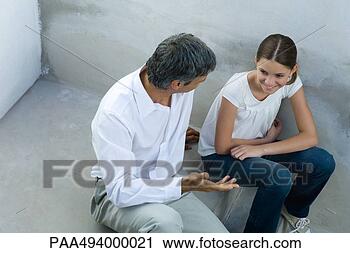 Arquivo de Fotografia - pai,  filha,  
sentando,  junto, 
 conversando, 
 alto,  ângulo, 
 vista. fotosearch 
- busca de fotos, 
imagens e clipart
