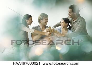 Arquivo de Fotografia - amigos,  clinking, 
 champanhe,  óculos, 
 sorrindo. fotosearch 
- busca de fotos, 
imagens e clipart