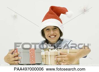 Banco de Imagem - menino,   segurando, 
  pilha,   natal, 
  presentes,  
 desgastar. fotosearch 
- busca de fotos, 
imagens e clipart