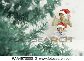Banco de Imagem - meninos,   natal, 
  presentes,  
 desgastar,   
santa,   chapéus. 
fotosearch - busca 
de fotos, imagens 
e clipart