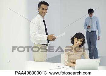 Banco de Imagem - profissionais, 
 escritório,  
ficar,  segurando, 
 documento,  mulher. 
fotosearch - busca 
de fotos, imagens 
e clipart