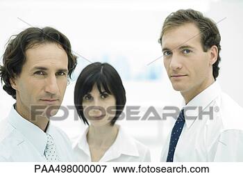 Foto - profissionais, 
 olhar,  câmera, 
 foco,  primeiro 
plano. fotosearch 
- busca de fotos, 
imagens e clipart