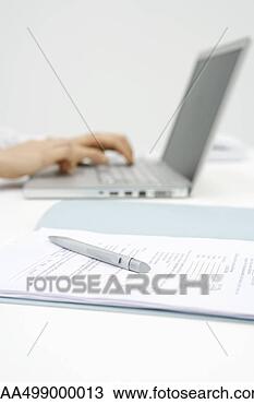 Banco de Imagem - pessoa,   usando, 
  laptop,   computador, 
  recortado,  
 vista. fotosearch 
- busca de fotos, 
imagens e clipart