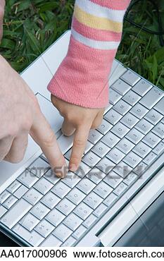 Banco de Imagem - criança,  adulto, 
 mãos,  apertando, 
 teclas,  teclado. 
fotosearch - busca 
de fotos, imagens 
e clipart