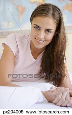 Banco de Imagem - jovem,  mulher, 
 mãos,  clasped. 
fotosearch - busca 
de fotos, imagens 
e clipart
