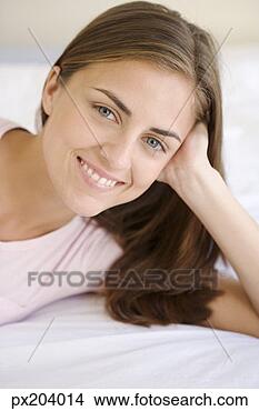 Banco de Imagem - sorrindo,  jovem, 
 mulher,  inclinar-se, 
 cabeça,  mão. 
fotosearch - busca 
de fotos, imagens 
e clipart