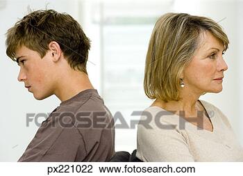 Banco de Imagem - mãe,  filho,  
sentando,  afastado, 
 cada,  outro. 
fotosearch - busca 
de fotos, imagens 
e clipart