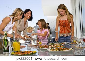 Arquivo de Fotografia - família,  comer. 
fotosearch - busca 
de fotos, imagens 
e clipart