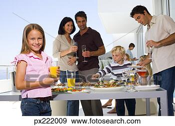 Arquivo Fotográficos - menina,  família, 
 comer. fotosearch 
- busca de fotos, 
imagens e clipart