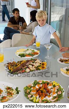 Banco de Imagem - menino,  tabela, 
 alimento. fotosearch 
- busca de fotos, 
imagens e clipart