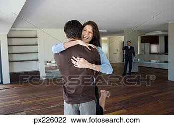 Banco de Imagem - par,  abraçando. 
fotosearch - busca 
de fotos, imagens 
e clipart