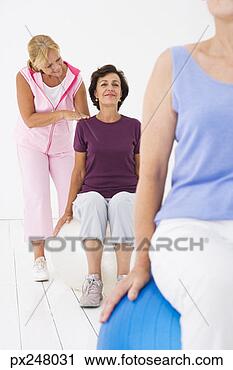Arquivo de Fotografia - mulheres,  exercício, 
 classe. fotosearch 
- busca de fotos, 
imagens e clipart