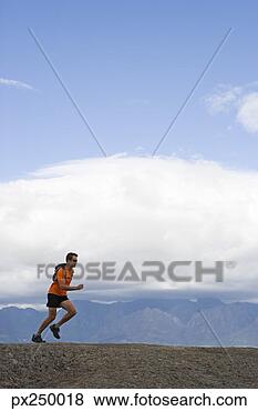 Banco de Imagem - homem,  executando, 
 montanha. fotosearch 
- busca de fotos, 
imagens e clipart
