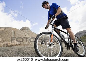 Arquivo de Fotografias - homem,  montando, 
 montanha,  bicicleta. 
fotosearch - busca 
de fotos, imagens 
e clipart