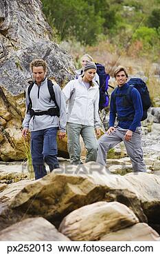 Banco de Imagem - amigos,  backpacking, 
 ao ar livre. 
fotosearch - busca 
de fotos, imagens 
e clipart
